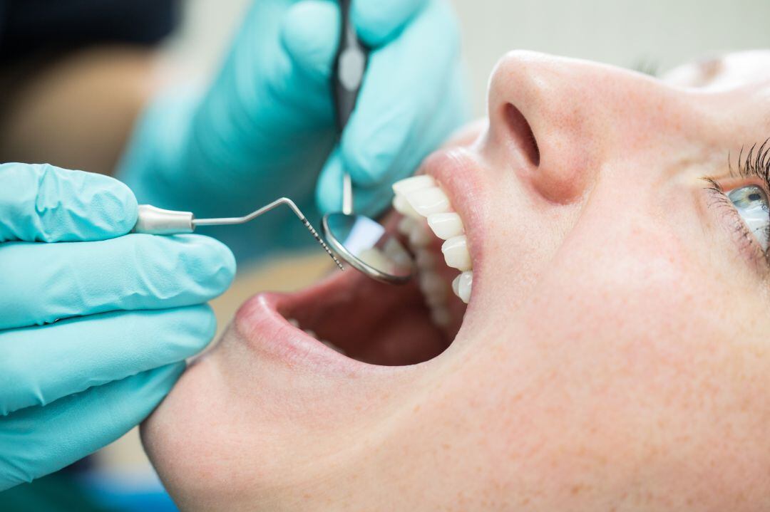 Mujer en el dentista