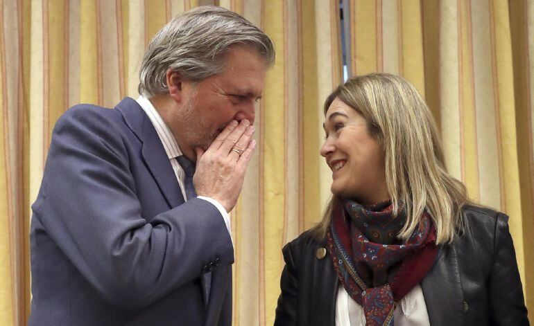 El ministro de Educación, Cultura y Deporte, Íñigo Méndez de Vigo, conversa con la presidenta de la Comisión de Cultura, Marta Rivera