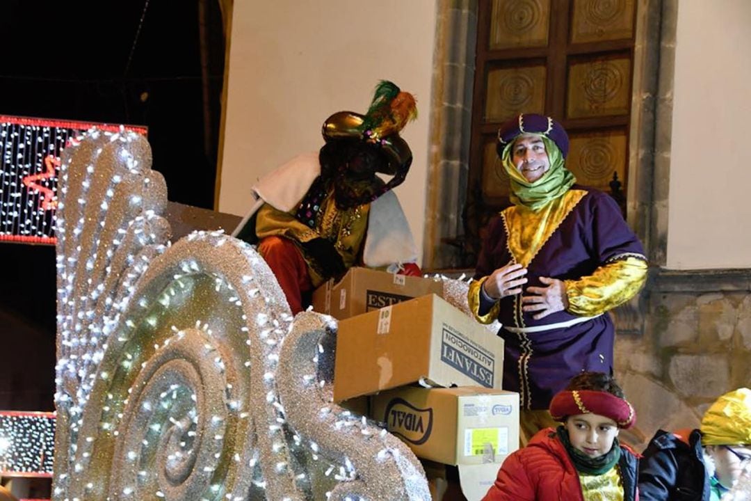 El Rey Mago Baltasar tirando caramelos a los niños en la cabalgta del año pasado