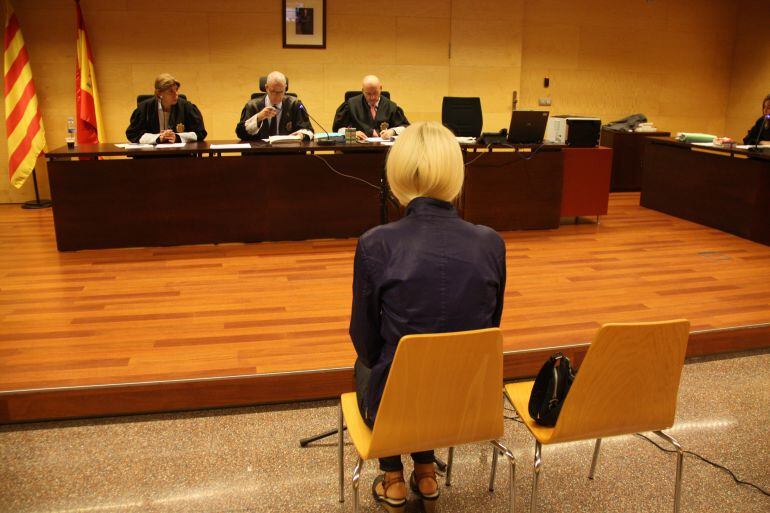 L'acusada durant el judici a l'Audiència de Girona