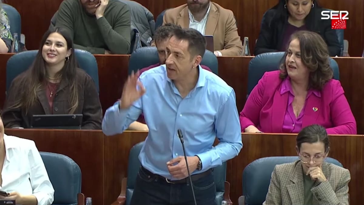Expulsan a Emilio Delgado de la Asamblea de Madrid tras protestar porque Vox le califica como ‘extrema derecha’