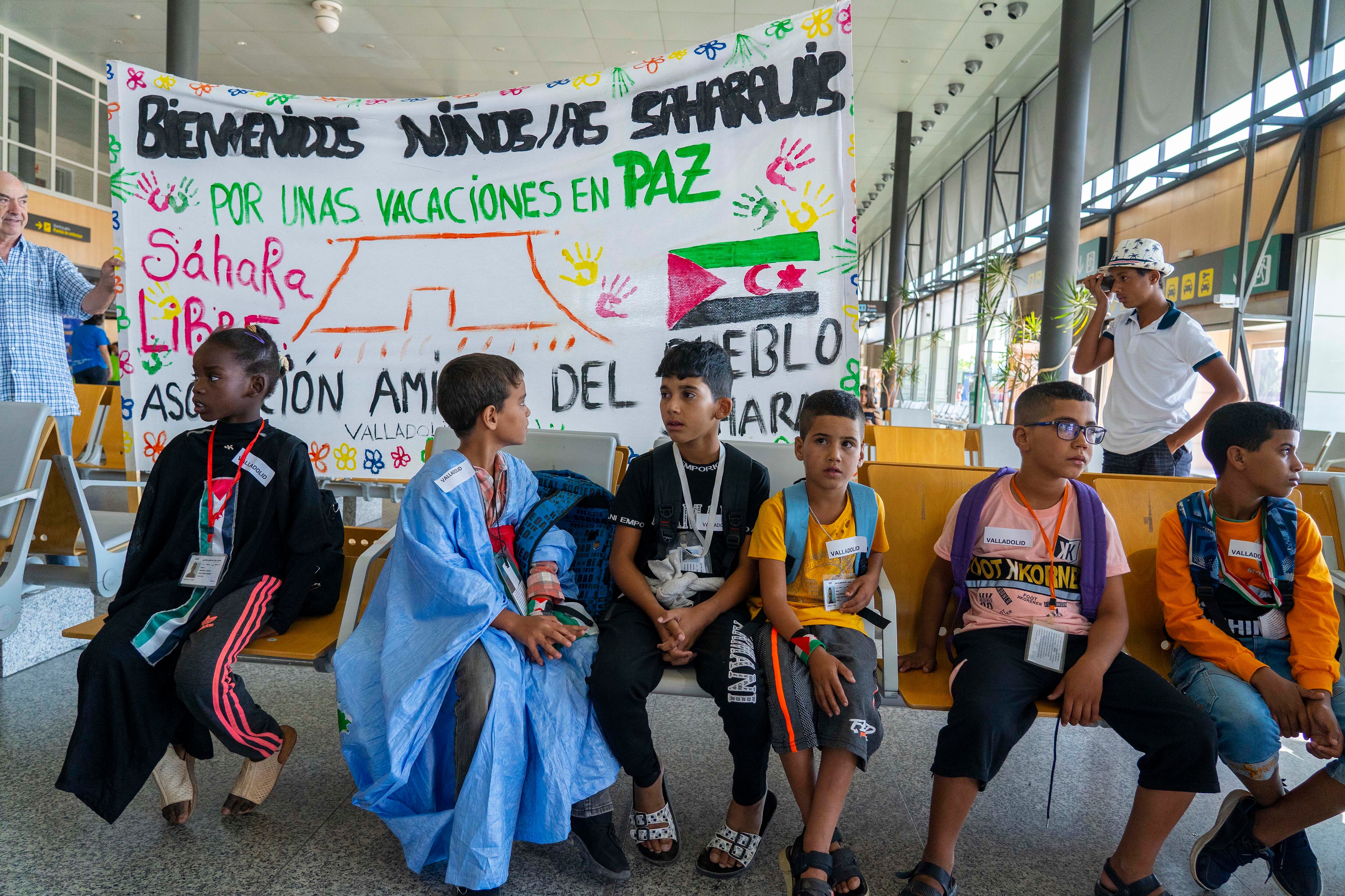 Llegada de 136 niños saharauis al aeropuerto de Valladolid para pasar el verano con familias de Castilla y León, en el marco de Vacaciones en Paz