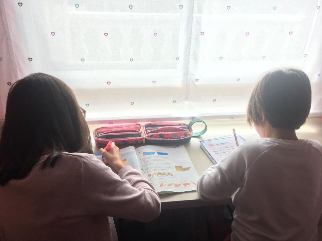 Ana y Paula realizando tareas escolares en su domicilio
