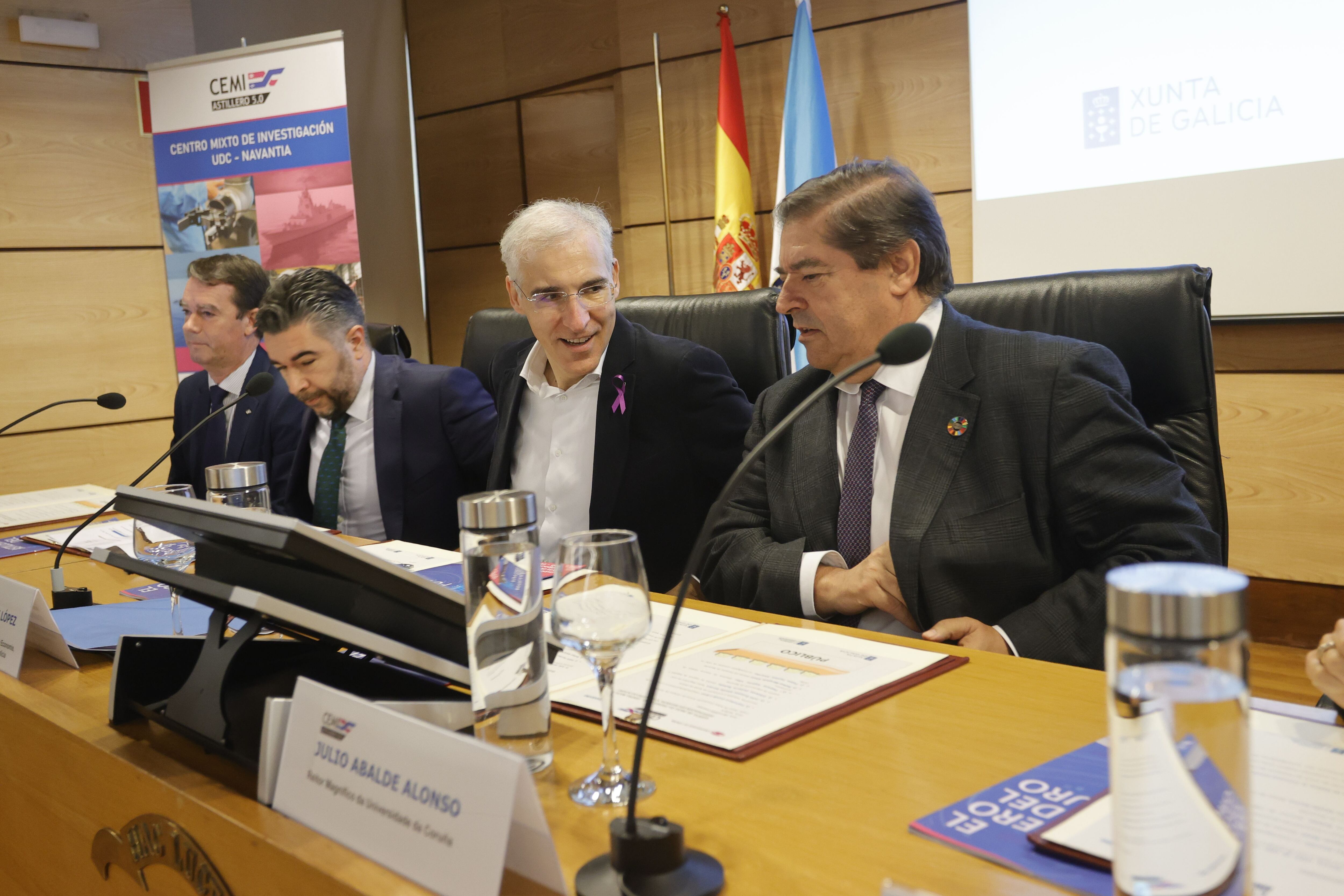 Eduardo Dobarro, director de Navantia en la ría de Ferrol, junto al conselleiro Francisco Conde y el rector, Julio Abalde