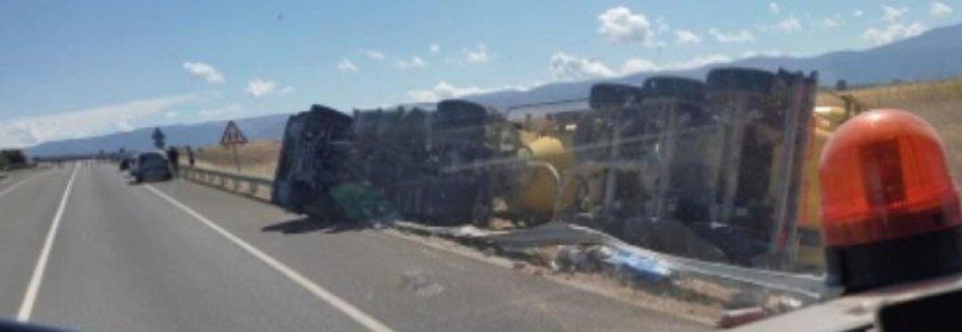 Cortada la salida a Bernuy de la SG 20 por el vuelco de un camión