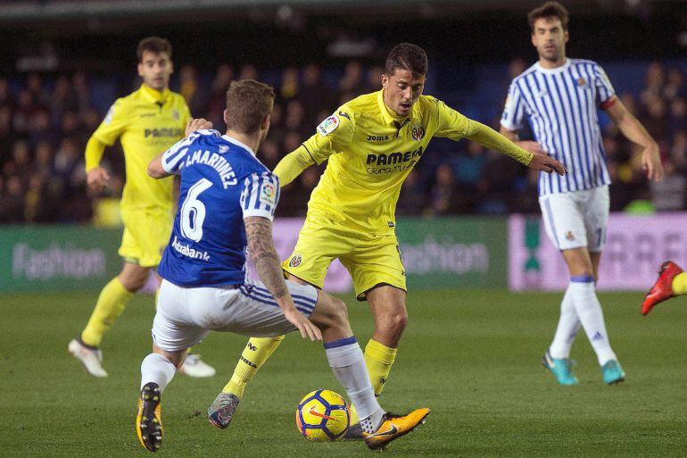 Iñigo Martínez intenta robar un balón a PAblo Fornalls el pasado sábado en Vilarreal