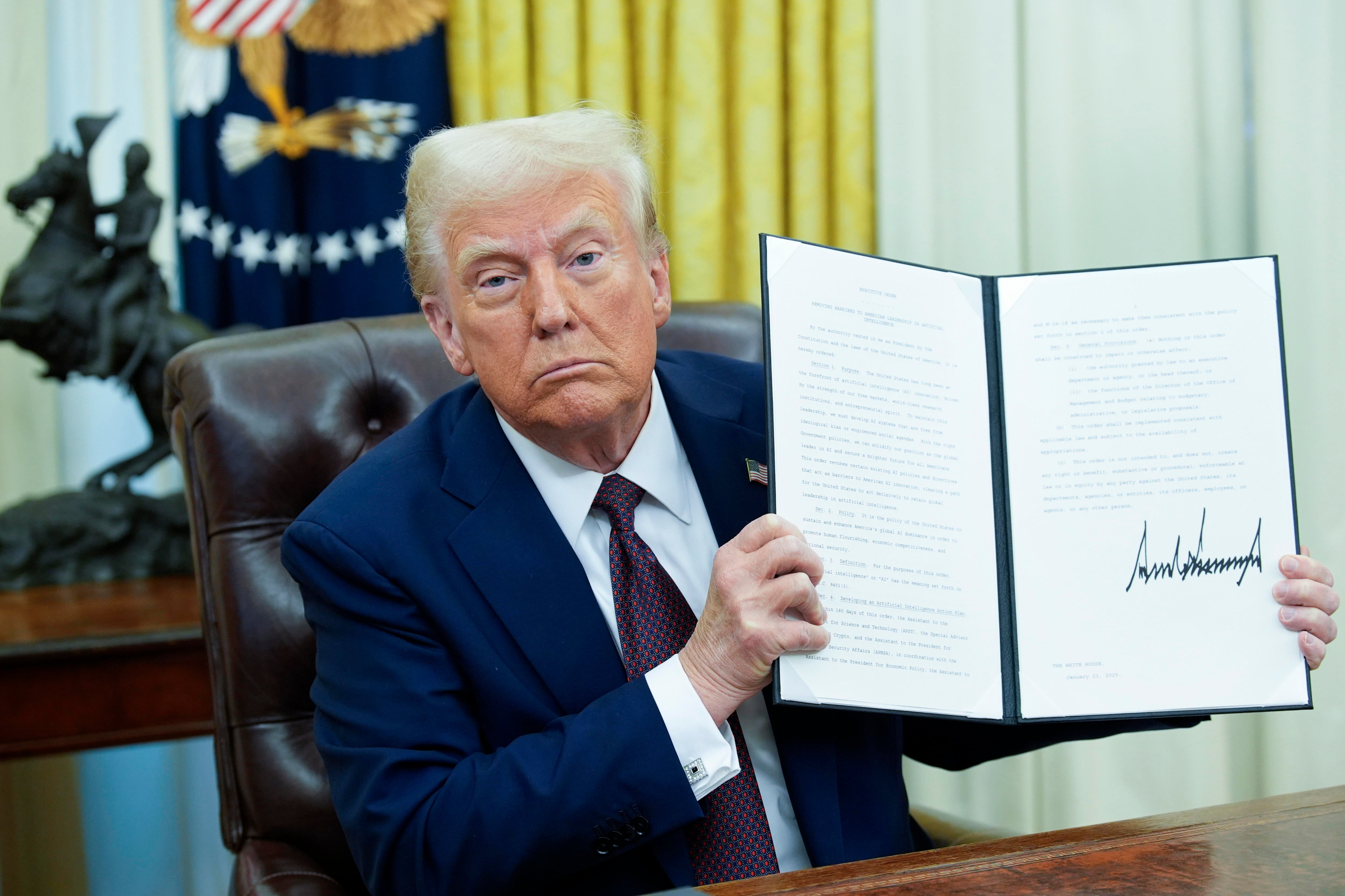 Washington (Usa), 23/01/2025.- US President Donald Trump signs executive orders in the Oval Office of the White House in Washington, DC, USA, 23 January 2025. EFE/EPA/YURI GRIPAS / POOL
