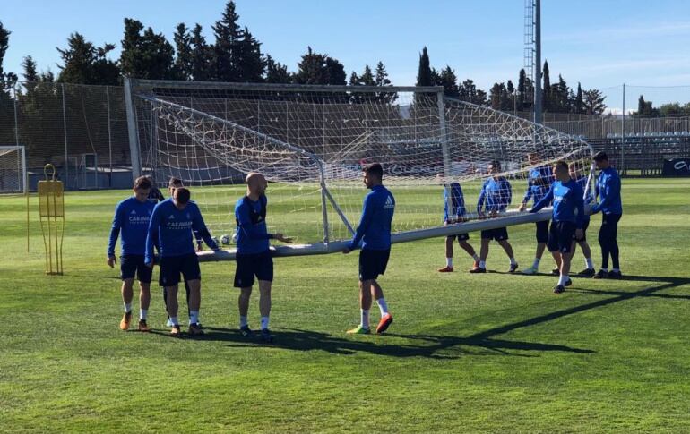 Los jugadores del Real Zaragoza preparan la portería en la Ciudad Deportiva