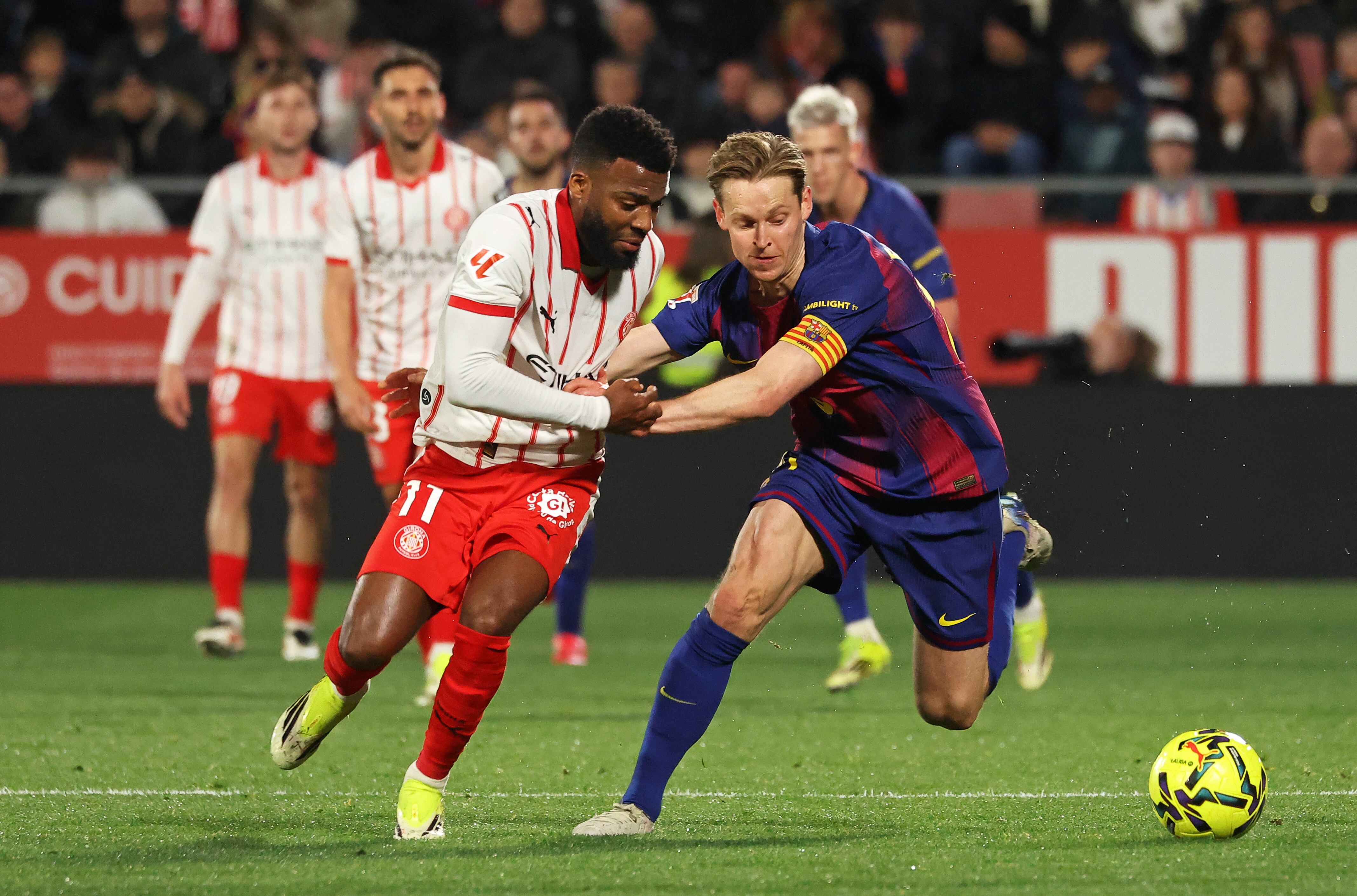 Frenkie de Jong y Thomas Lemar pelean por un balón durante el Girona-Barça de LaLiga