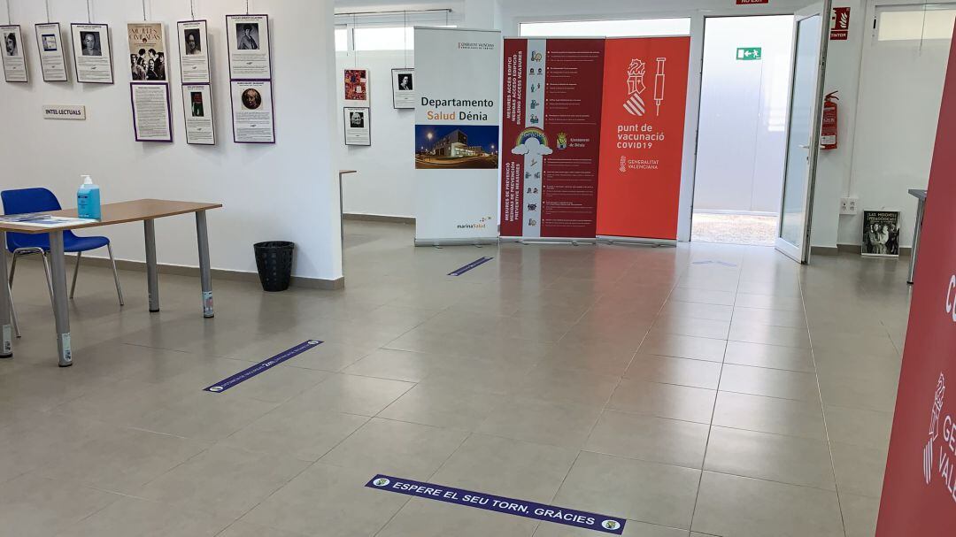 Espacio de triaje en el punto de vacunación habilitado en Llunàtics, en Dénia.