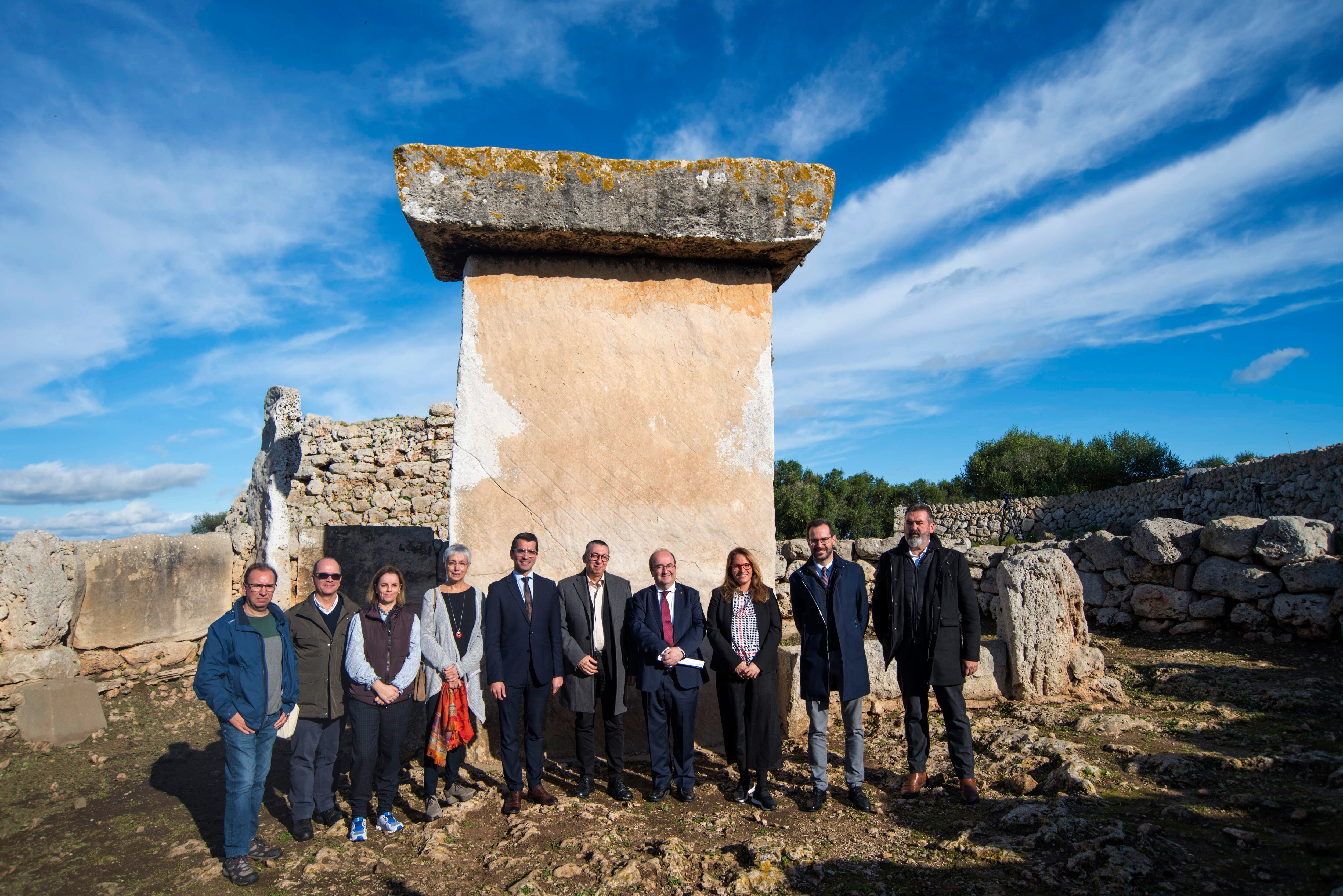 MAHÓN (MENORCA), 12/12/2022.- El ministro de Cultura y Deporte, Miquel Iceta (4d) visita este lunes el poblado talayótico de Trepucó, en Mahón. Menorca, acompañado por el alcalde de Mahón, Héctor Pons (2d) y la presidenta del Consell insular Menorca, Ana Mora (3d), entre otras autoridades. Este poblado es uno de los yacimientos en los que actuará el Consell Insular de Menorca con cargo a la subvención nominativa de 1 millón de euros concedida por el Ministerio de Cultura y Deporte para la conservación, restauración, investigación y sostenibilidad de los yacimientos que conforman la candidatura a Patrimonio Mundial ?Menorca Talayótica?, que la UNESCO evaluará a lo largo de 2023. EFE/ David Arquimbau Sintes
