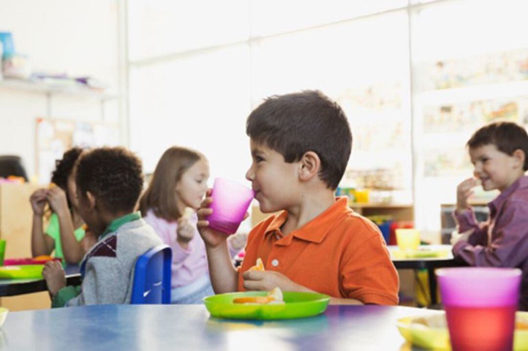 Escolares durante su almuerzo