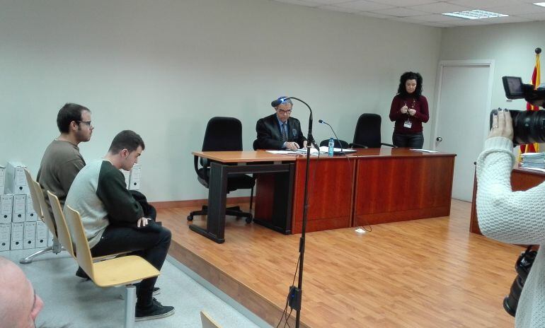 Hasél i Ciniko asseguts al banc dels acusats al penal 3 de Lleida. Imatge del 23 de novembre de 2016.