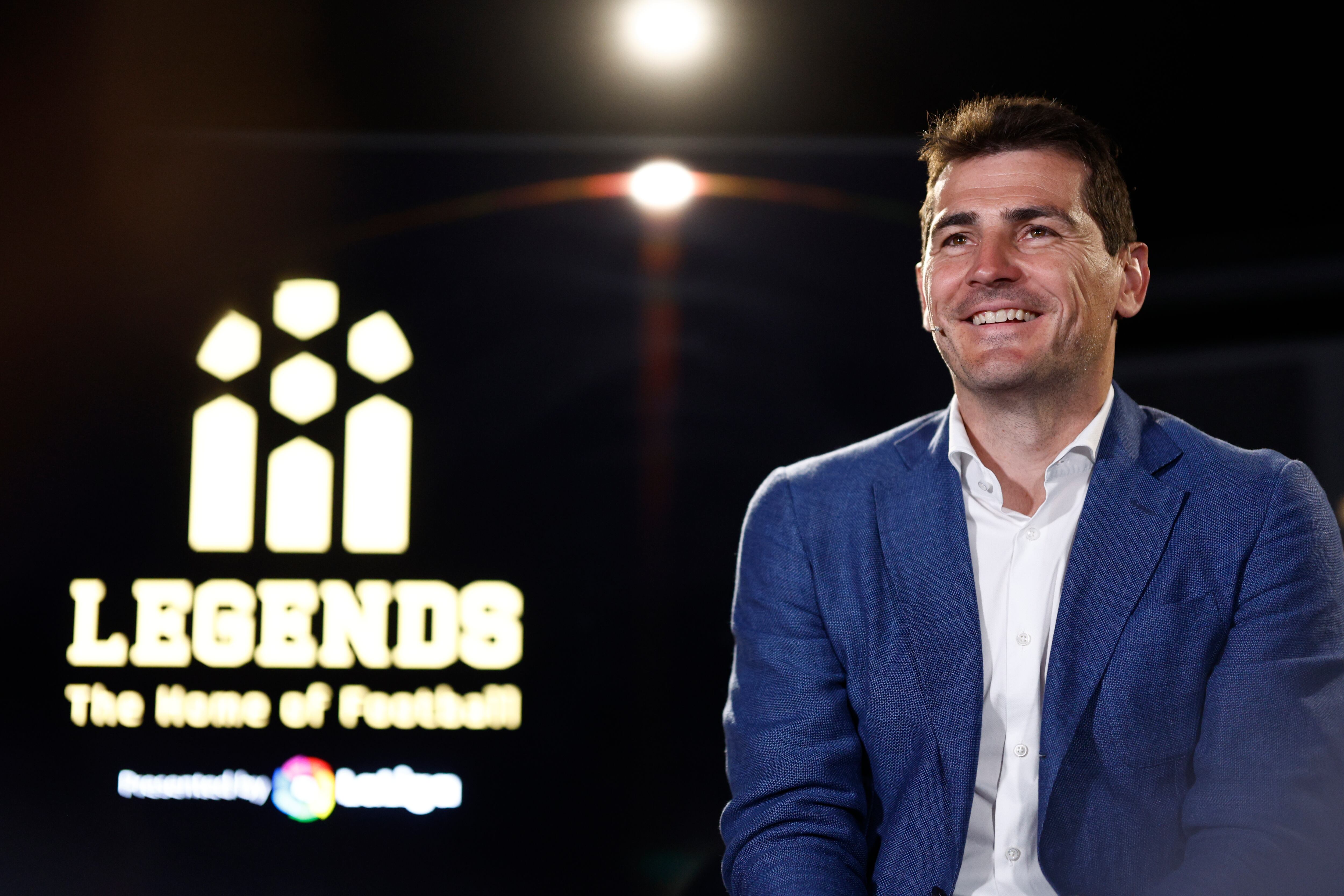 El exportero del Real Madrid, Iker Casillas, durante la entrega al futuro museo Legends de "una de las reliquias más importantes de la historia del fútbol español y mundial", en Madrid.