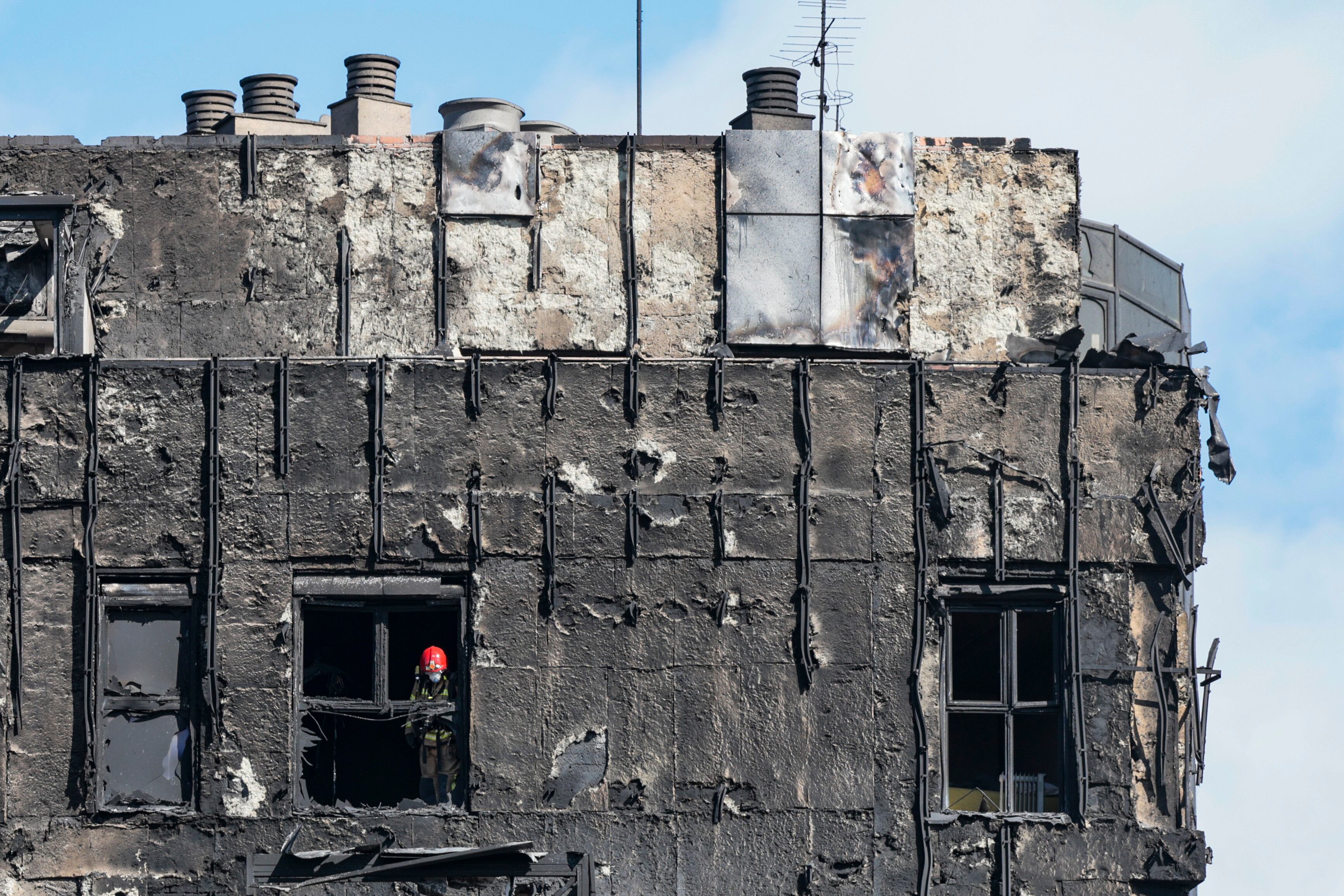 GRAFCVA8584. VALENCIA, 23/02/2024.- Los bomberos han accedido hasta los pisos superiores del edificio incendiado en el barrio de Campanar de València para tratar de localizar a las posibles víctimas. EFE/Biel Aliño
