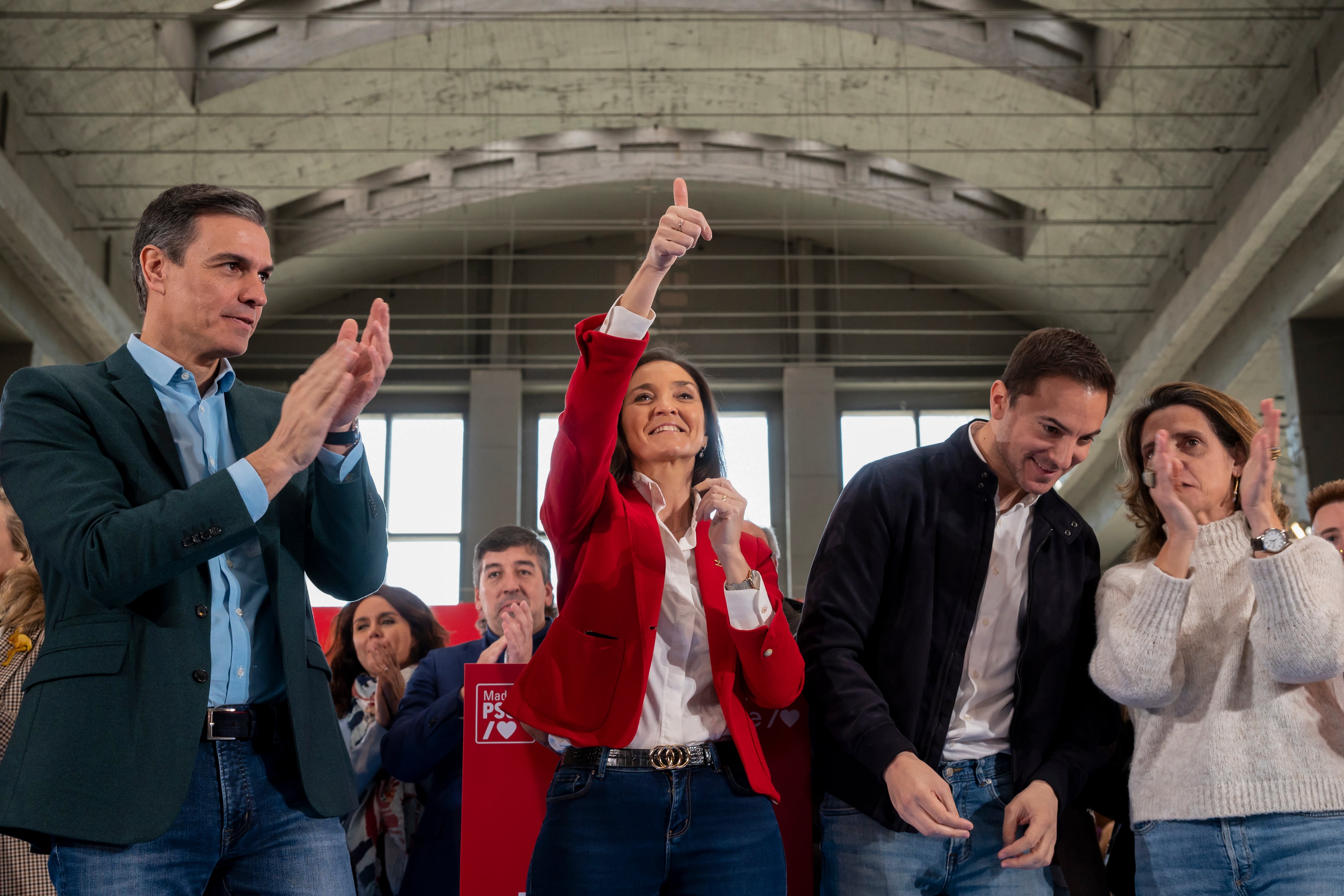 El secretario general del PSOE y presidente del Gobierno, Pedro Sánchez (i), el candidato socialista a la presidencia de Madrid, Juan Lobato (d), y la ministra para la Transición Ecológica, Teresa Ribera (d), participan en la presentación de Reyes Maroto (c) como candidata a la Alcaldía de Madrid, este sábado en Madrid.