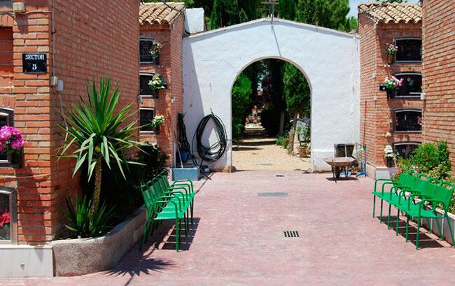 Acceso al cementerio de Villanueva de la Reina (Jaén).