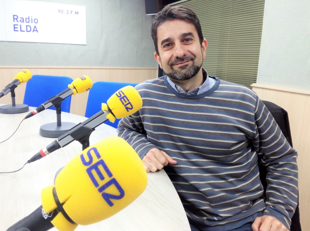 Lorenzo Martínez en el estudio de Radio Elda