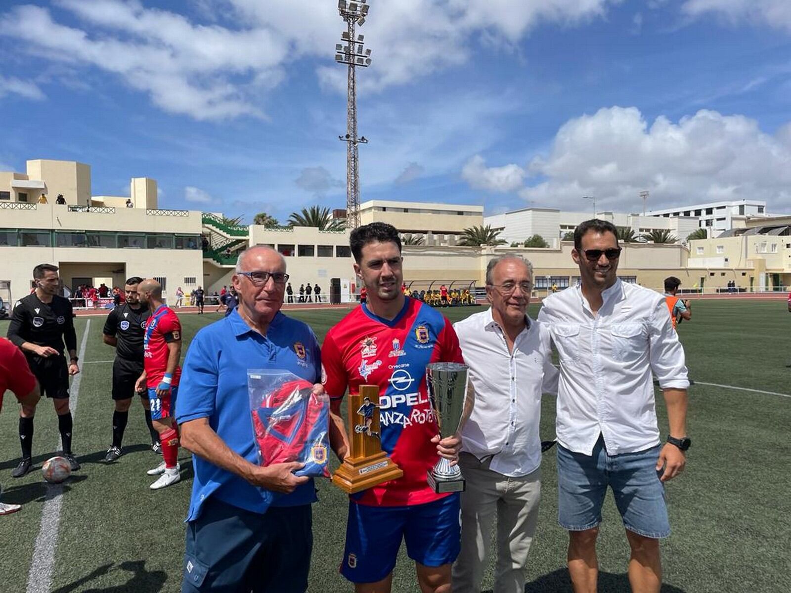 Gonzalo Di Renzo recibiendo el trofeo de mejor jugador de la temporada.