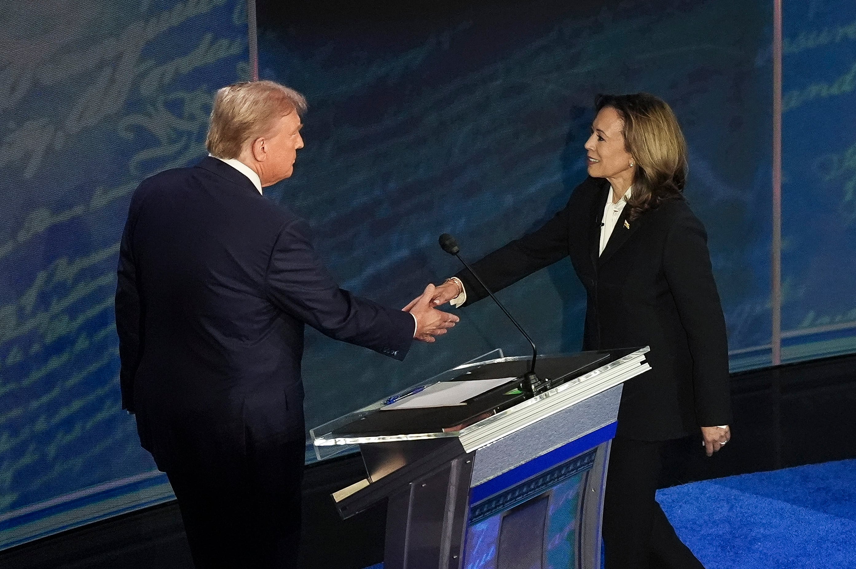 Una de las grandes incógnitas previas era si Harris y Trump se saludarían estrechándose la mano.