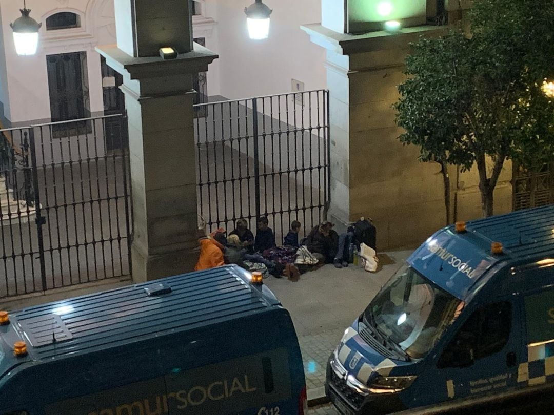 Las dos familias ante el edificio del Samur Social en la noche que durmieron al raso.