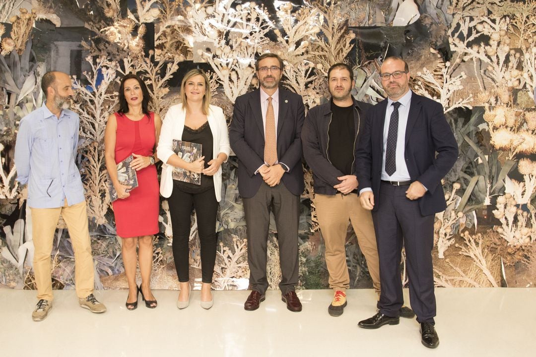Miguel Ángel Tornero (segundo por la derecha) acompañado del Rector de la Universidad de Jaén Juan Gómez Ortega, el Vicerrector de Proyección de la Cultura y Deporte Felipe Serrano Estrella, la alcaldesa de Baeza Lola Marín y los comisarios de la exposición Juan Ramón Rodríguez y María José Collado