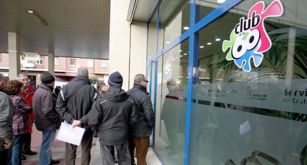 Usuarios del club de los 60 a las puertas de una agencia de viajes