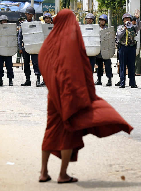 Se cumple un año de la Revolución Azafrán. El color granate del hábito de los monjes dio nombre al mayor levantamiento popular en dos décadas, brutalmente sofocado por la Junta Militar