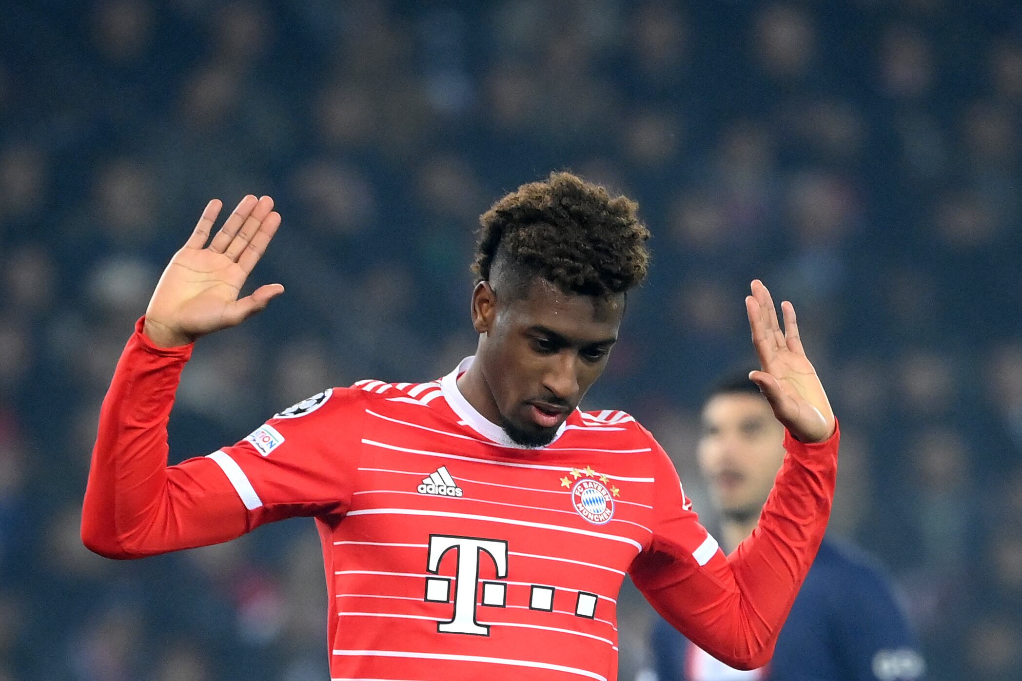 Kingsley Coman pide perdón a la afición del PSG tras marcar gol con el Bayern.