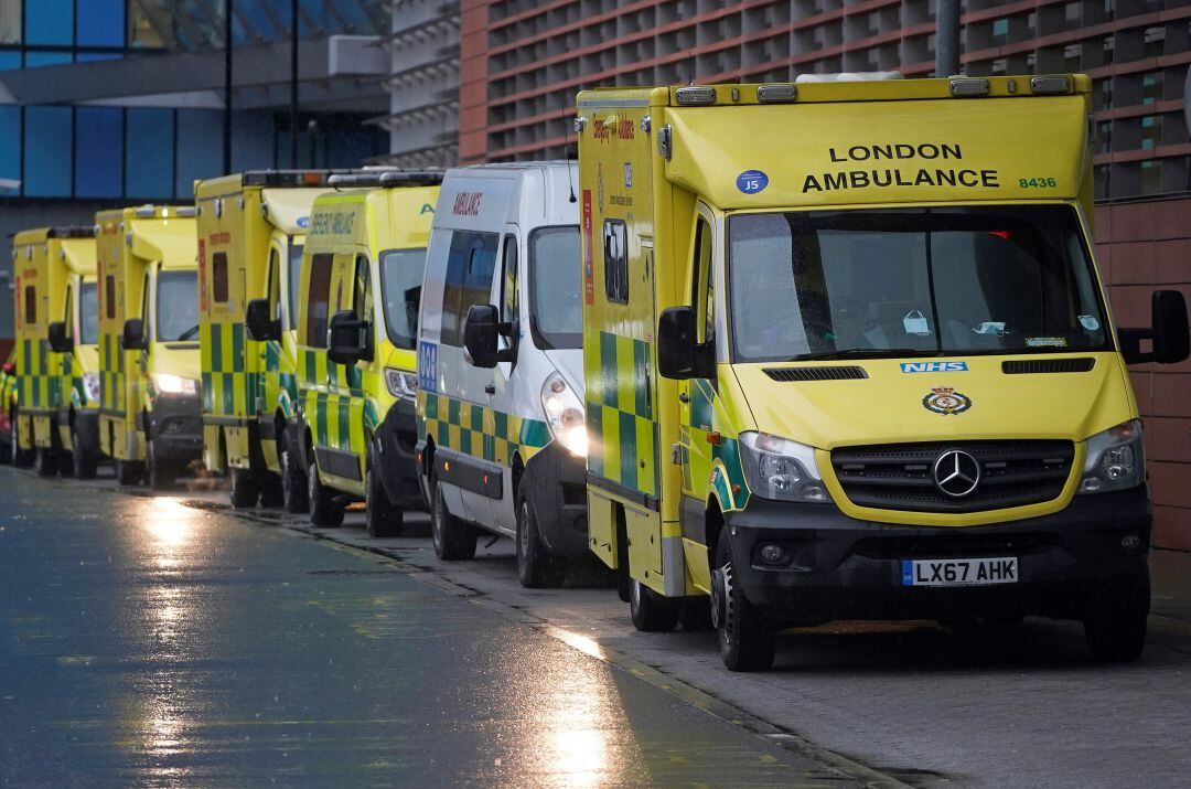 Ambulancias en un hospital de Londres. 