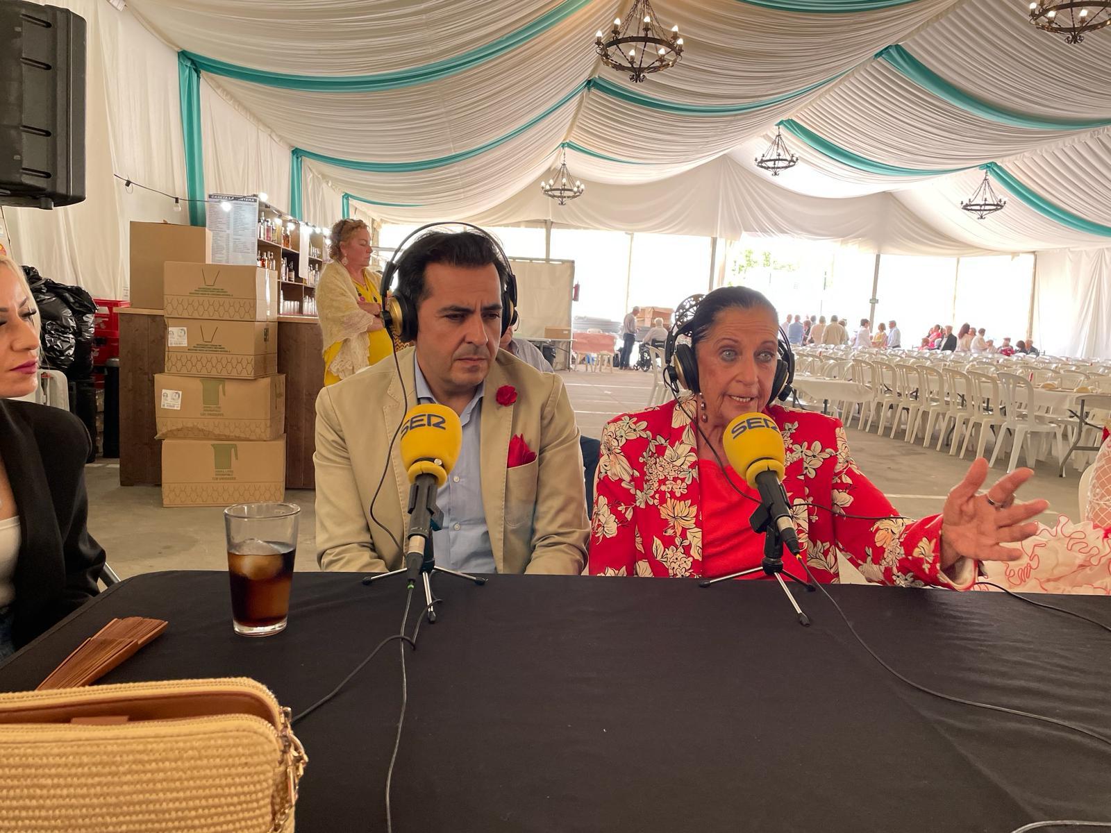 Juan Gavira y su madre Pilar García, los farmacéuticos de Castellar desde hace 50 años.