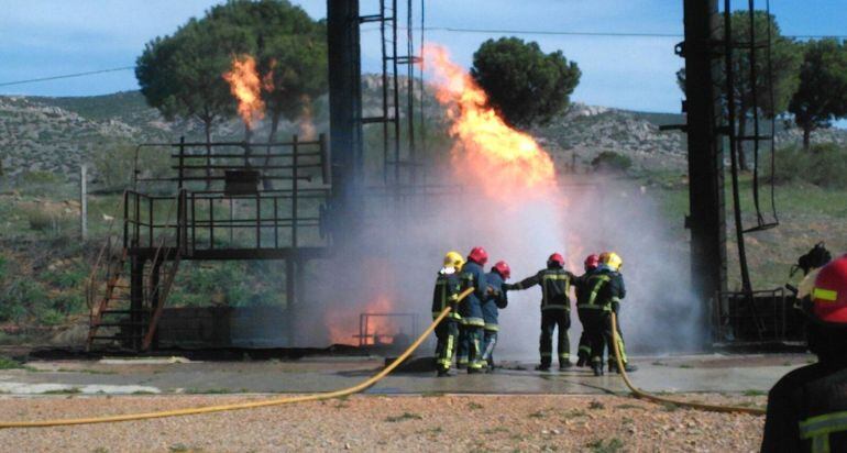 Demostración de extinción de un incendio con escape de gases en el parque de SESEMA de Repsol en Puertollano