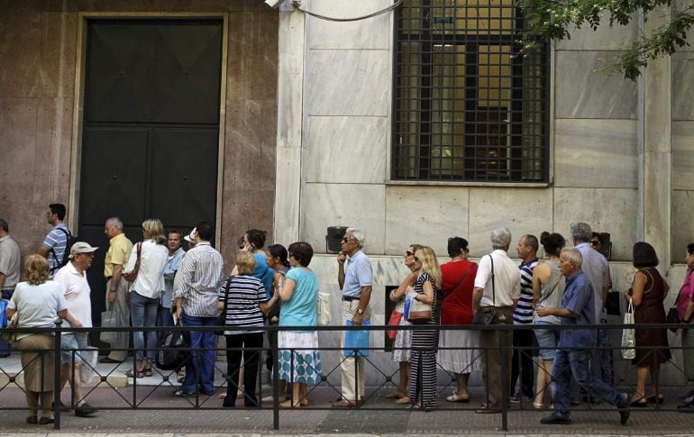 Las transacciones en Grecia se complican demasiado y los helenos apuestan por los bancos búlgaros.