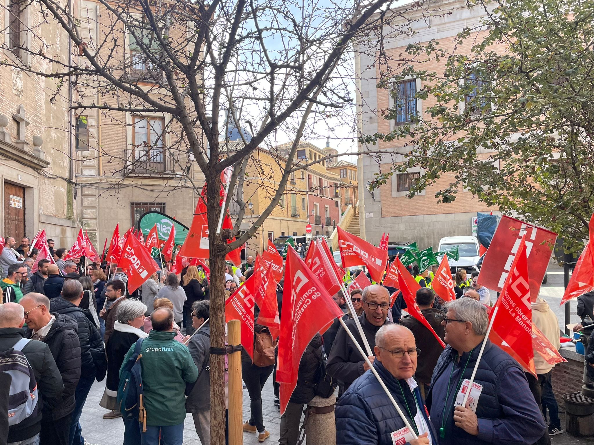 Concentración en Toledo, a las puertas de la Delegación del Gobierno, con motivo de la primera huelga convocada en el transporte de viajeros