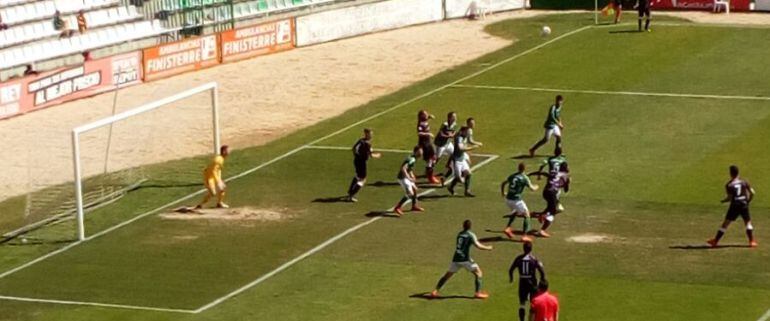 El Toledo defiende un saque de esquina del Sanse en el partido de este domingo