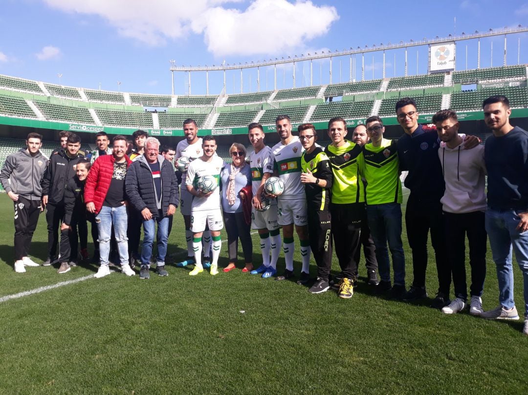 Los jugadores del Elche posan con los aficionados durante su presentación