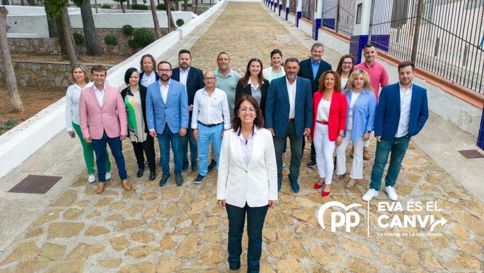 Eva Palomares, junto al resto de miembros de la candidatura del PP de Tavernes.