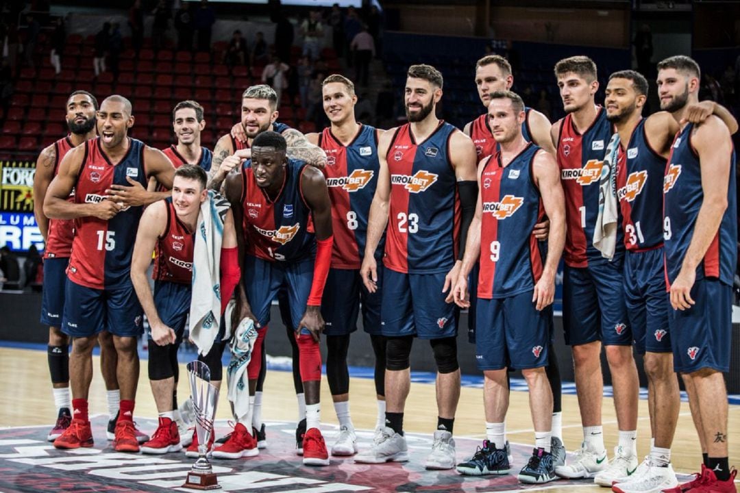 La plantilla posa en el Buesa Arena con el Trofeo Araba ganado al ALBA Berlín.