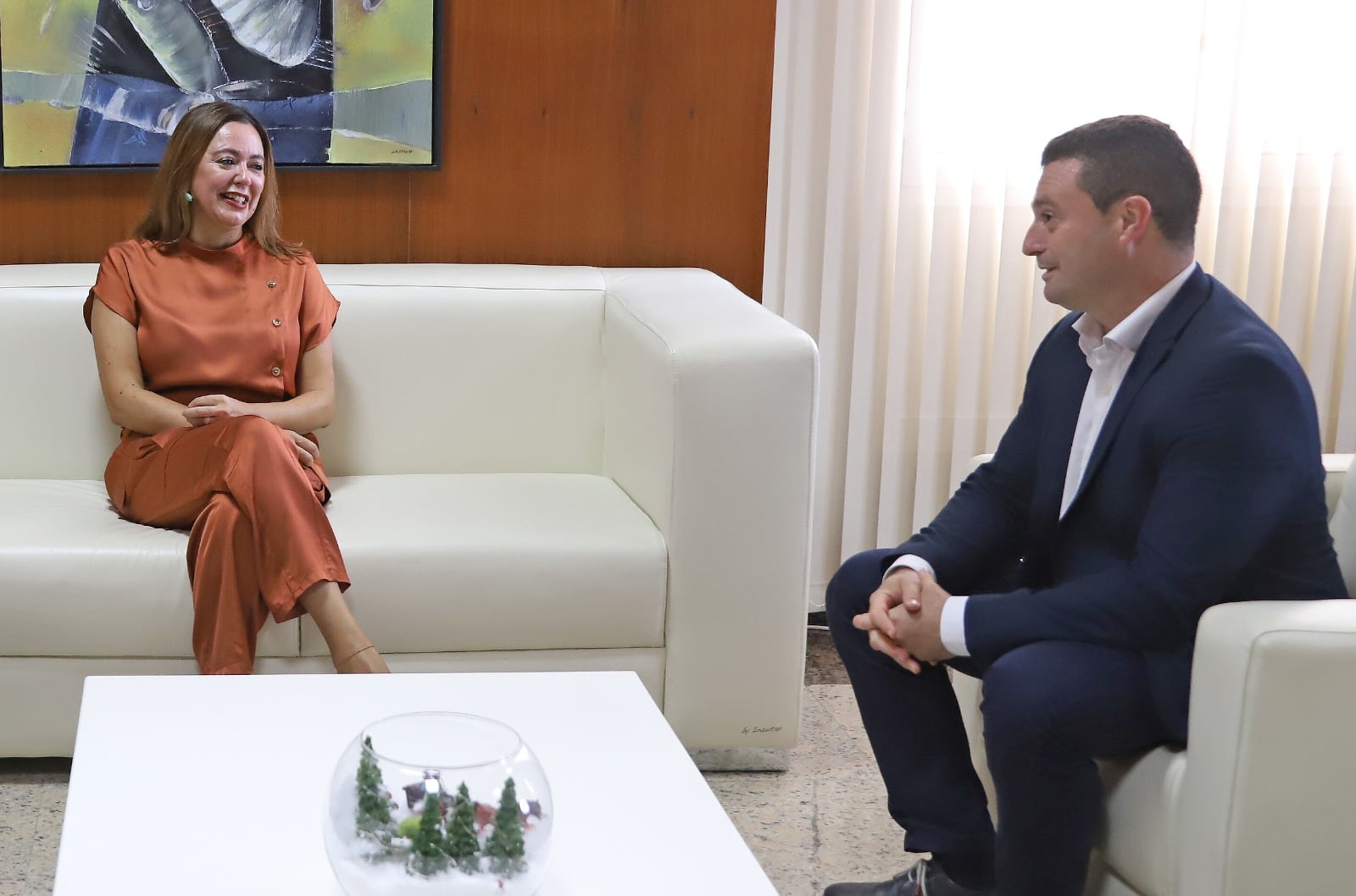 María Dolores Corujo, presidenta del Cabildo de Lanzarote, con Óscar Noda, alcalde de Yaiza.