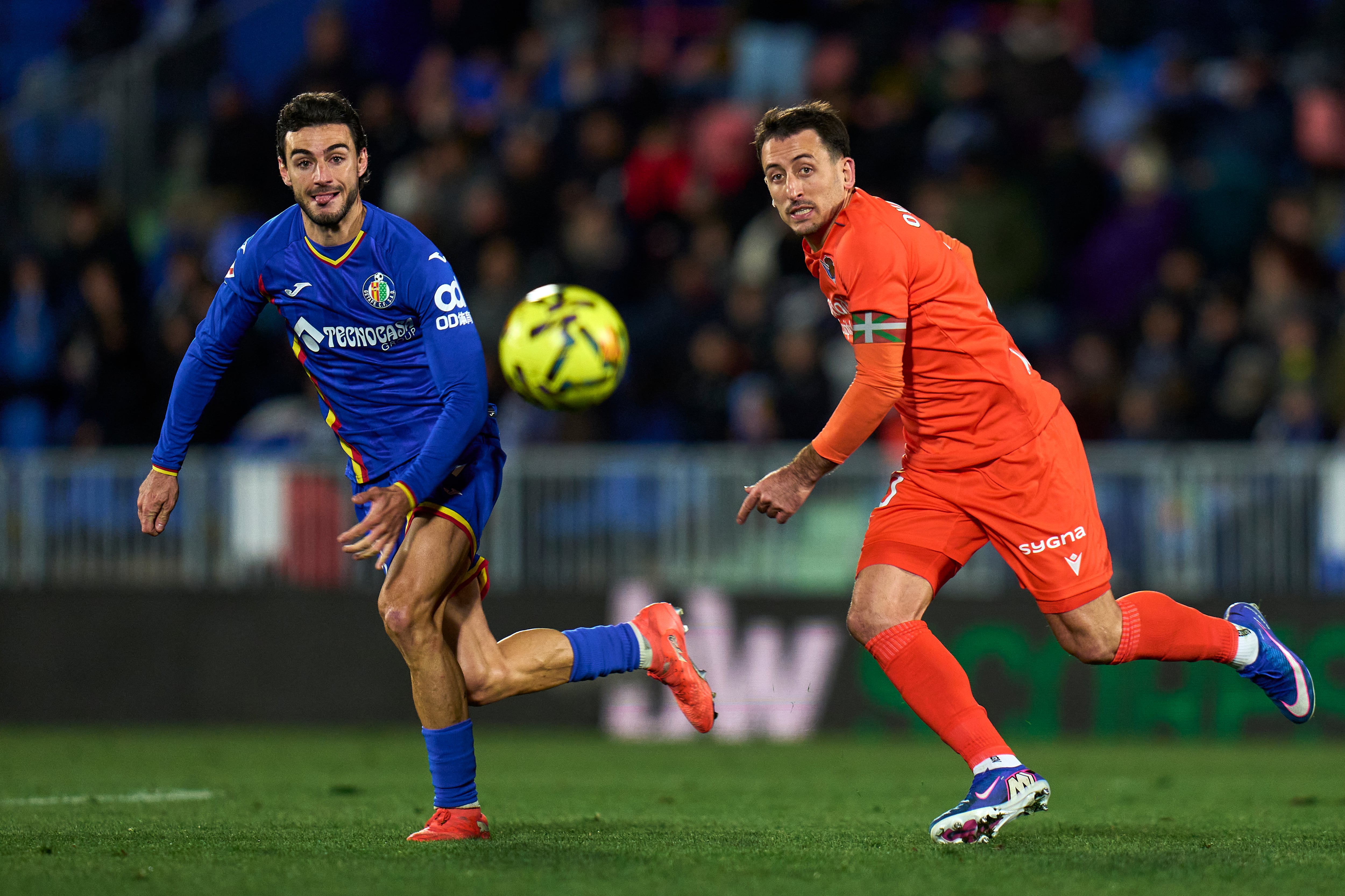 Juan Iglesias y Oyarzabal luchando por un balón