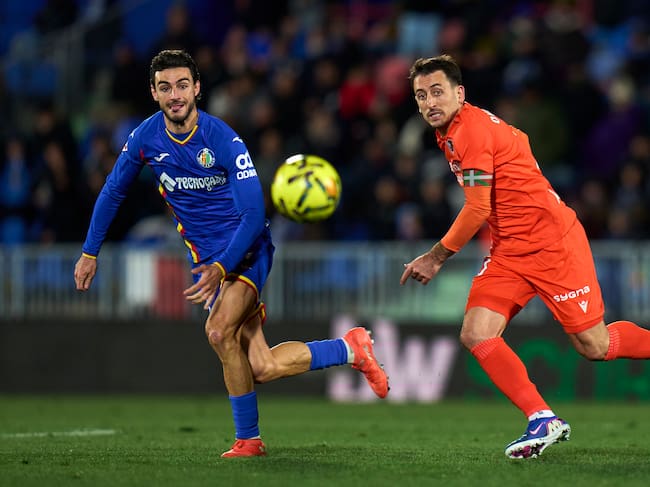 Juan Iglesias y Oyarzabal luchando por un balón