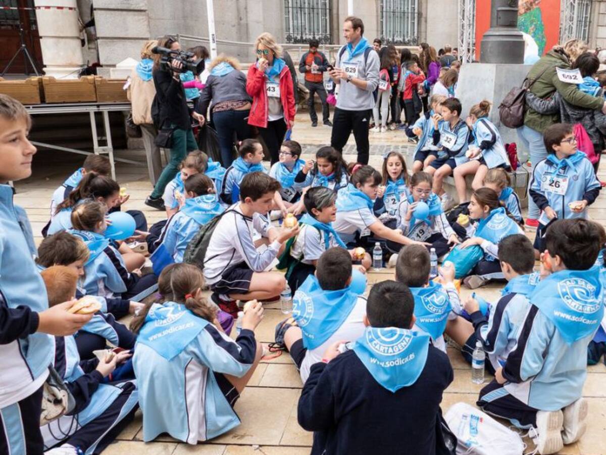 La lucha contra la diabetes tiñe de azul la plaza del Ayuntamiento