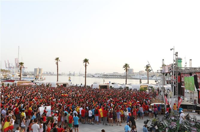 Los malacitanos se dieron cita en la playa para animar a la Roja