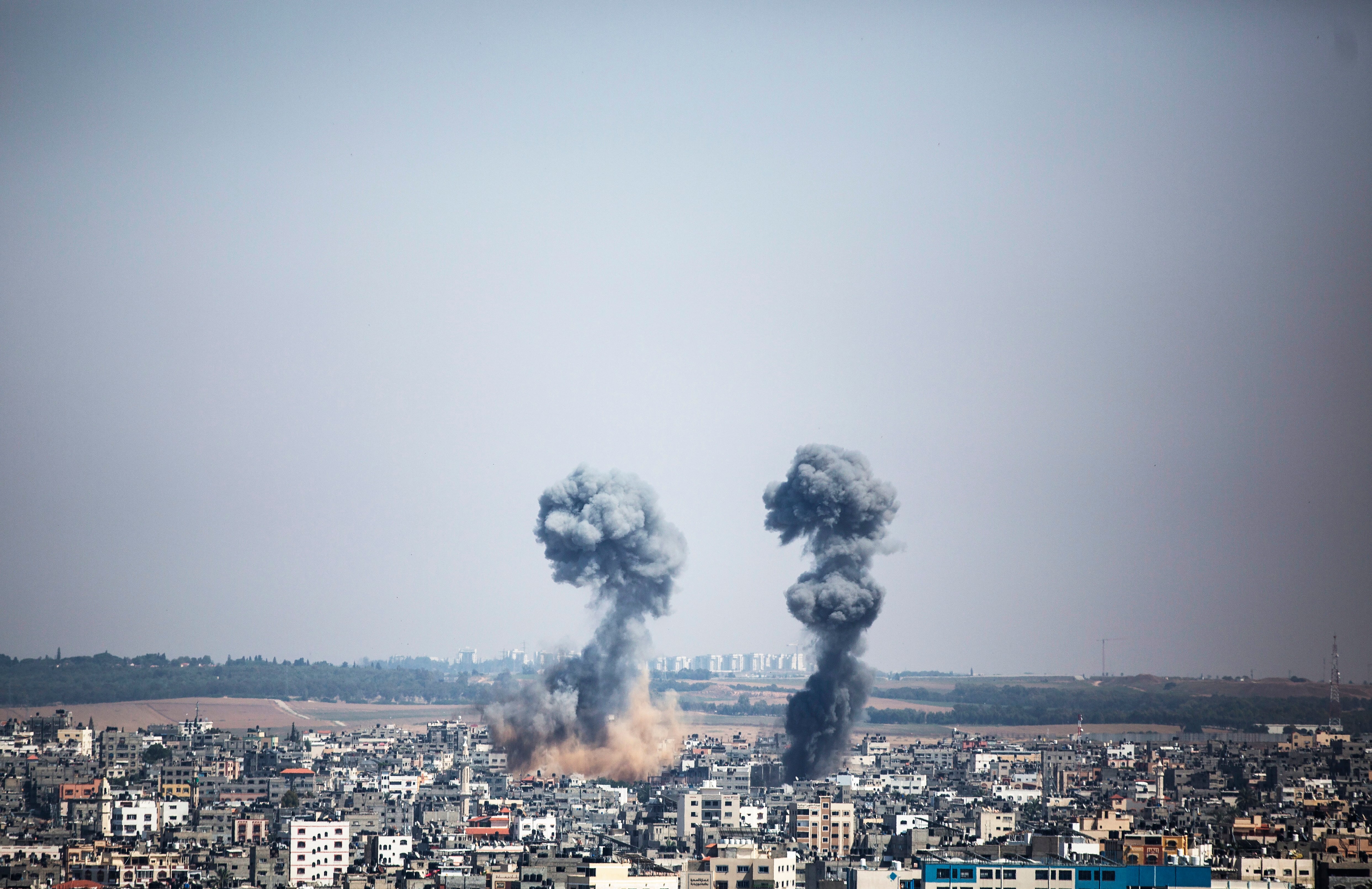 Imagen de archivo de dos columnas de humo en la ciudad de Gaza después de un ataque de las fuerzas israelís