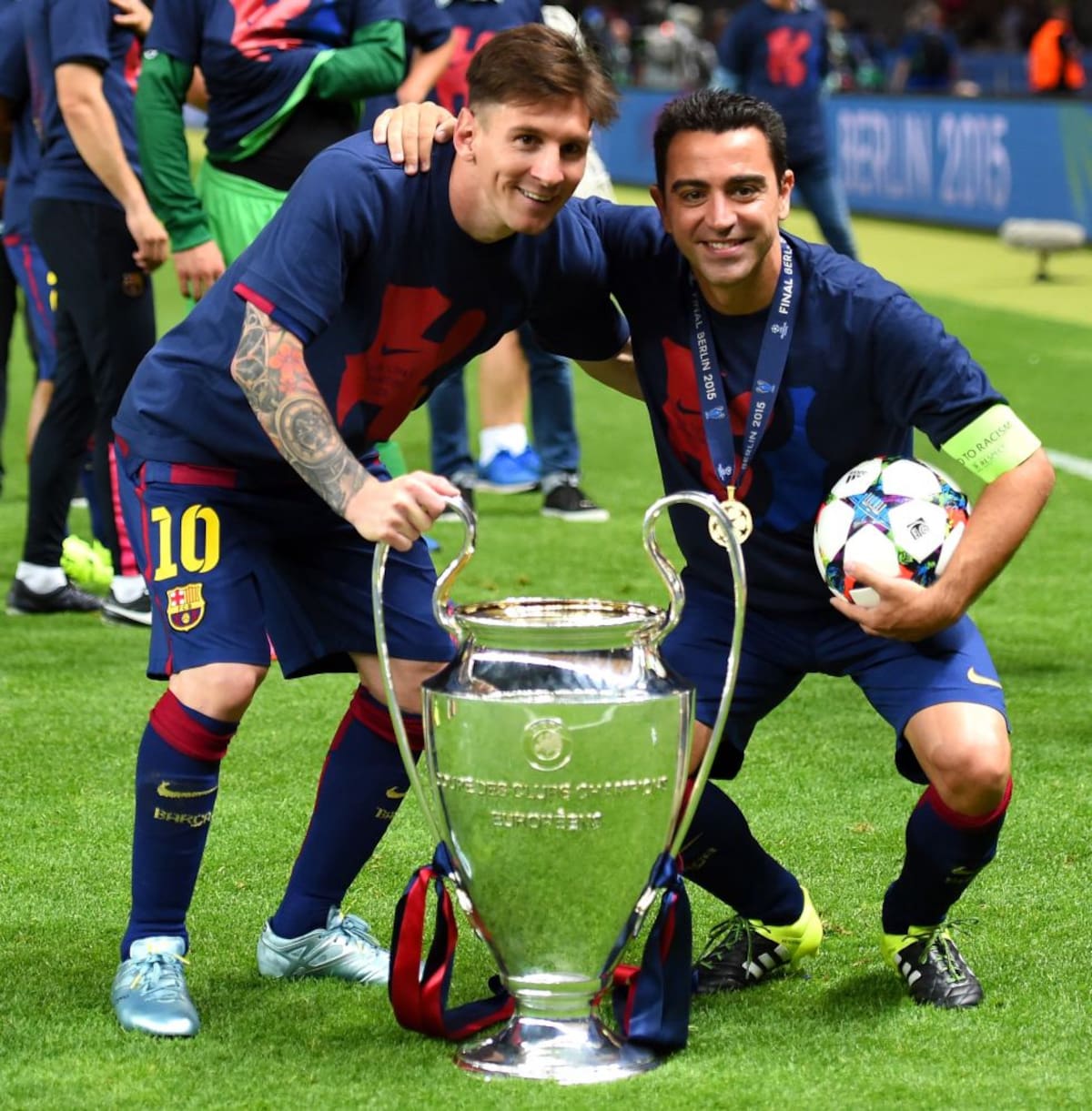 Messi y Xavi son fotografiados con el balón de la final y la quinta Copa del Barça