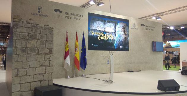 Escenario de presentaciones en el stand de Castilla-La Mancha en Fitur que recrea el teatro romano de Segóbriga, en Cuenca.