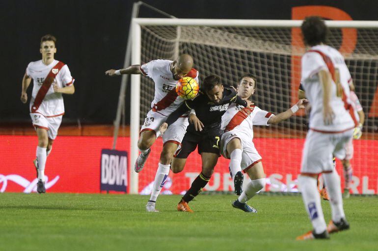 El delantero portugués del Rayo Vallecano Tiago Dias &quot;Bebé&quot; (2i) pelea un balón con el centrocampista del Granada Robert Ibañez (c) durante el partido de la undécima jornada de liga en Primera División que se disputa esta noche en el estadio de Vallecas.
