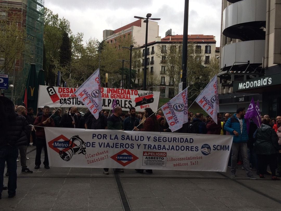 Protesta de trabajadores de Metro ante llos juzgadods madrileños de Lo Social