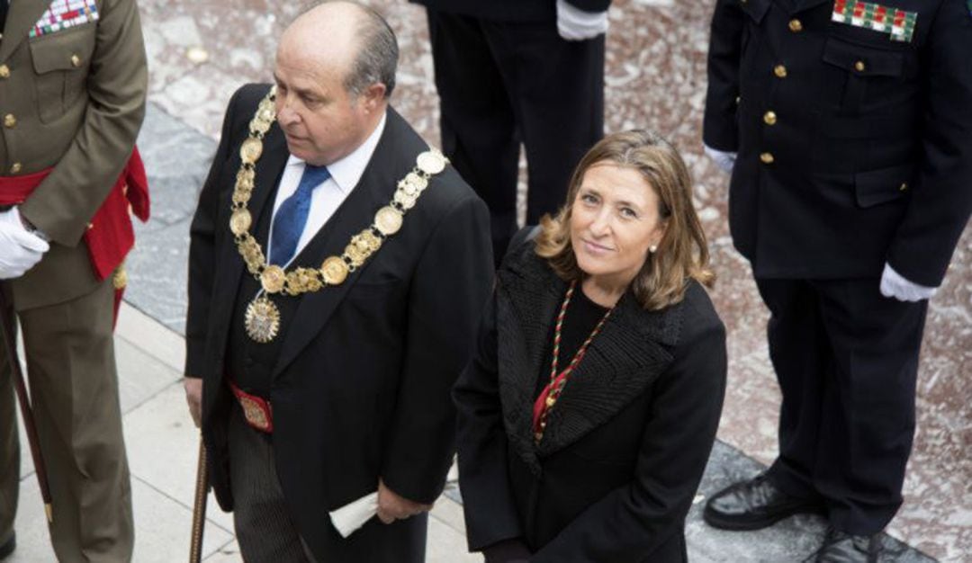 Foto de archivo de un acto oficial siendo alcalde de Granada José Torres Hurtado. Le acompaña su entonces concejala de Urbanismo, Isabel Nieto