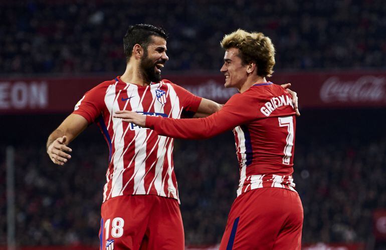 Griezmann y Costa celebran un gol de Koke en Sevilla